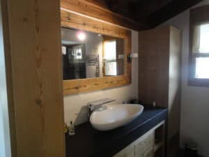 Badezimmerspiegel, Schränke und Waschbecken