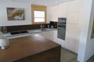 Küche mit Küchenschrank