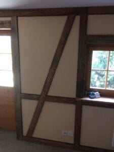 Hauswand mit Holzbalken